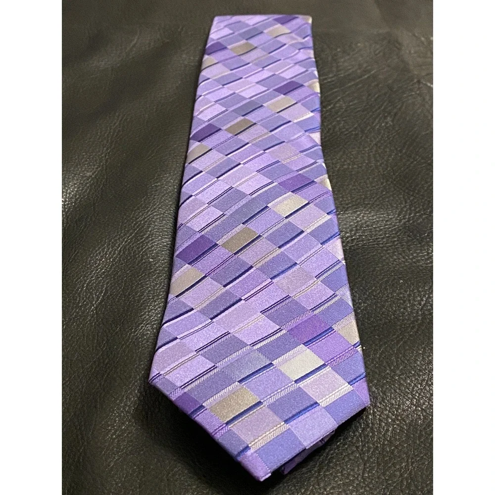 Kenneth Cole Reaction 100% Silk Tie Gray Purple Shades Geometric 57